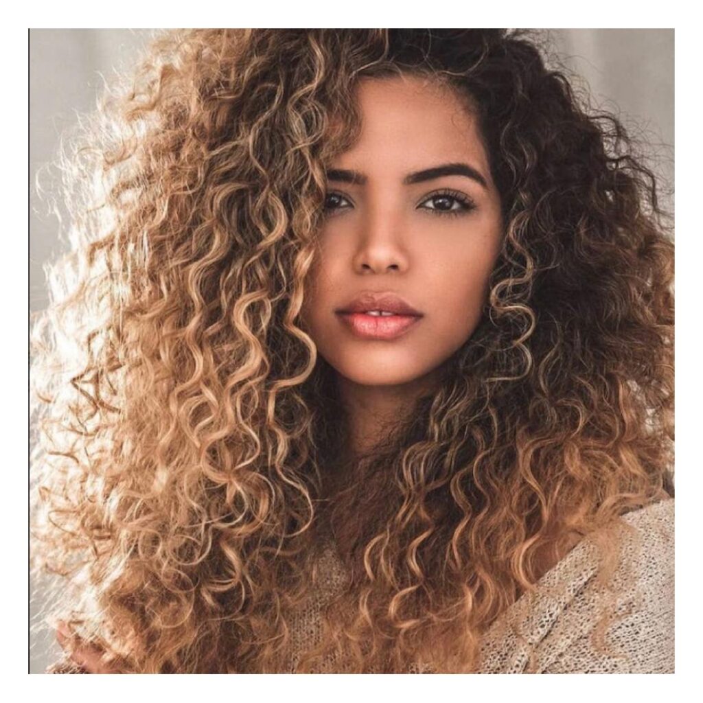cabelo cacheado com mechas