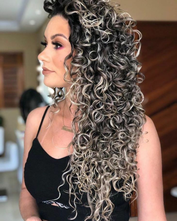 morena iluminada cabelo cacheado
