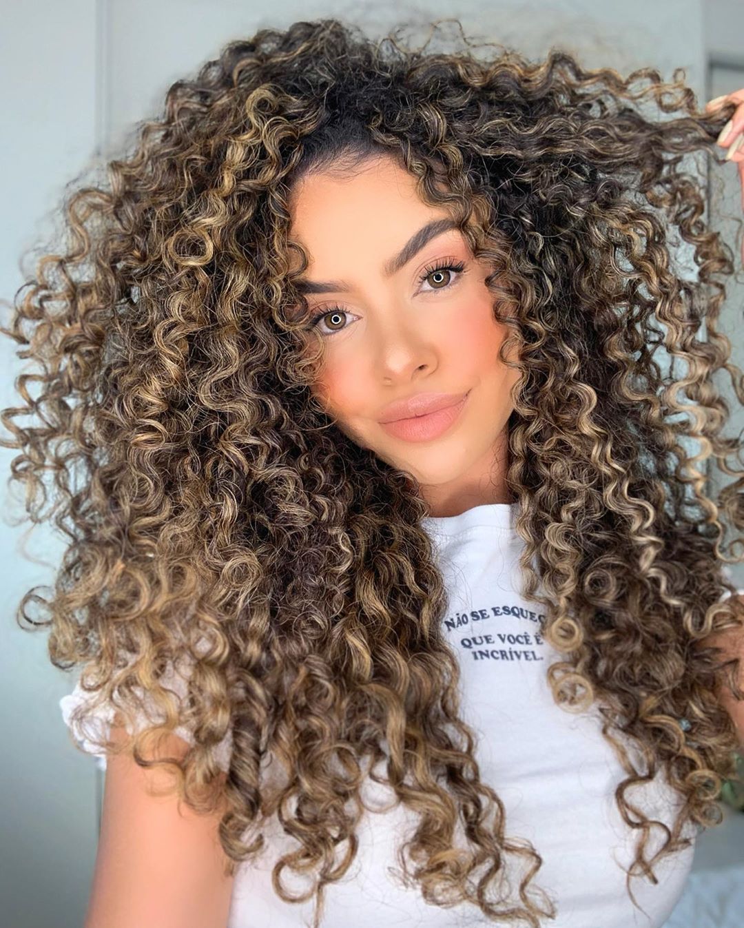 morena iluminada cabelo cacheado