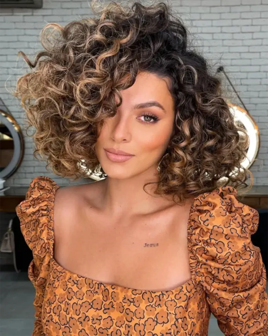 cabelo cacheado cor mel com luzes