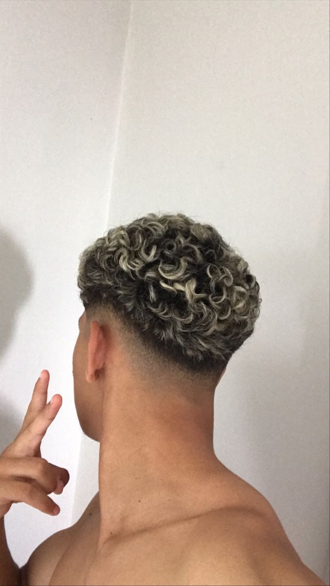 cabelo cacheado com luzes loiras