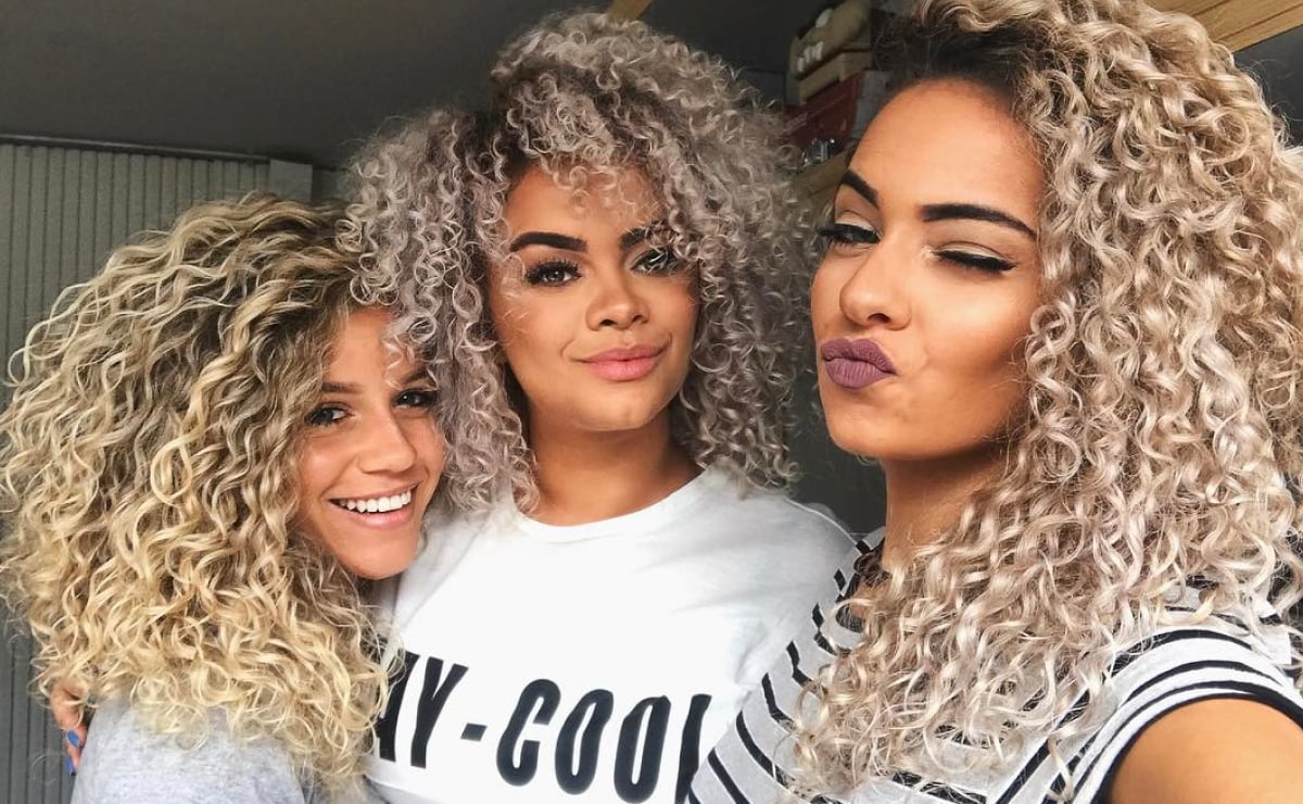 cabelo cacheado com mechas