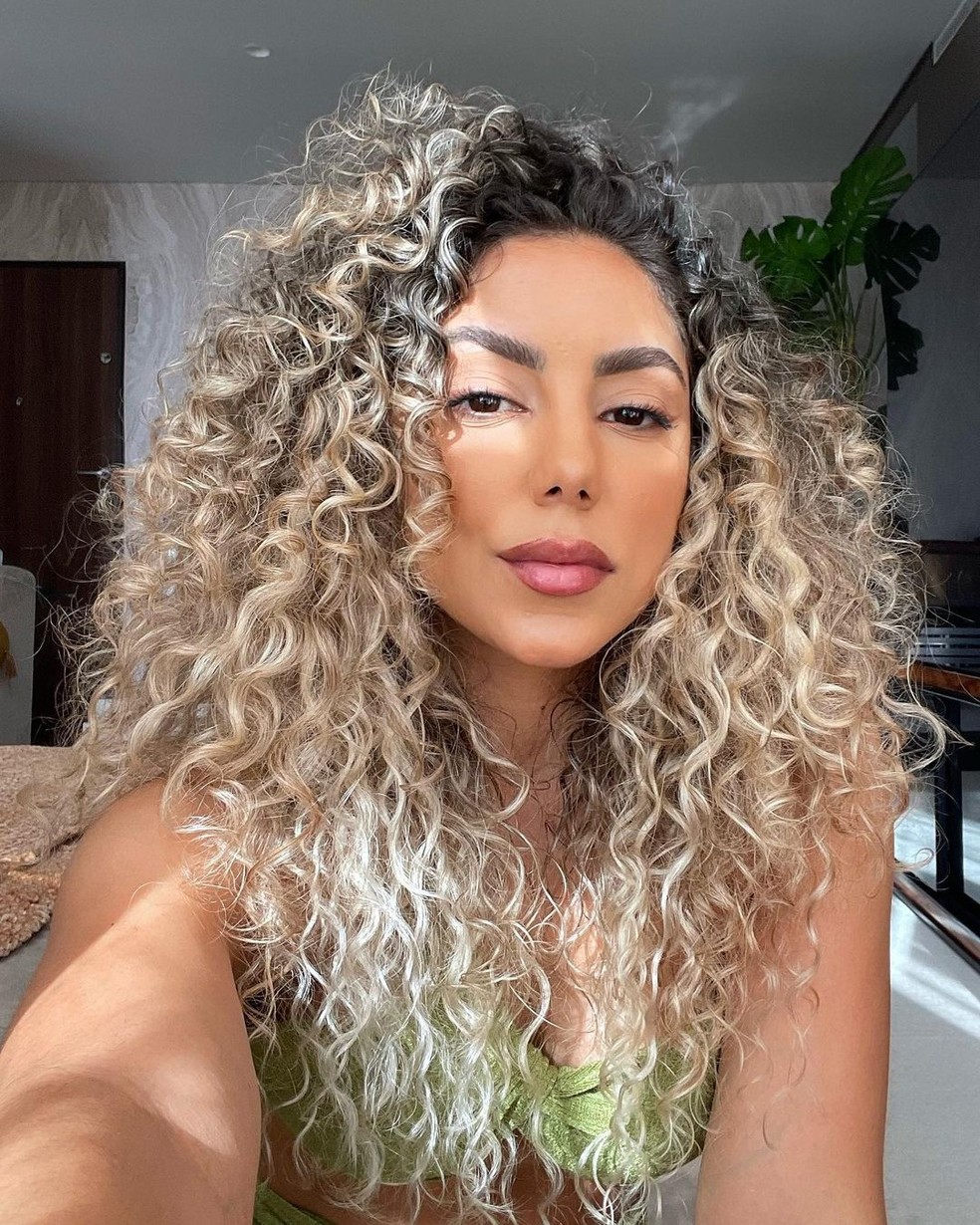 cabelo cacheado com reflexos
