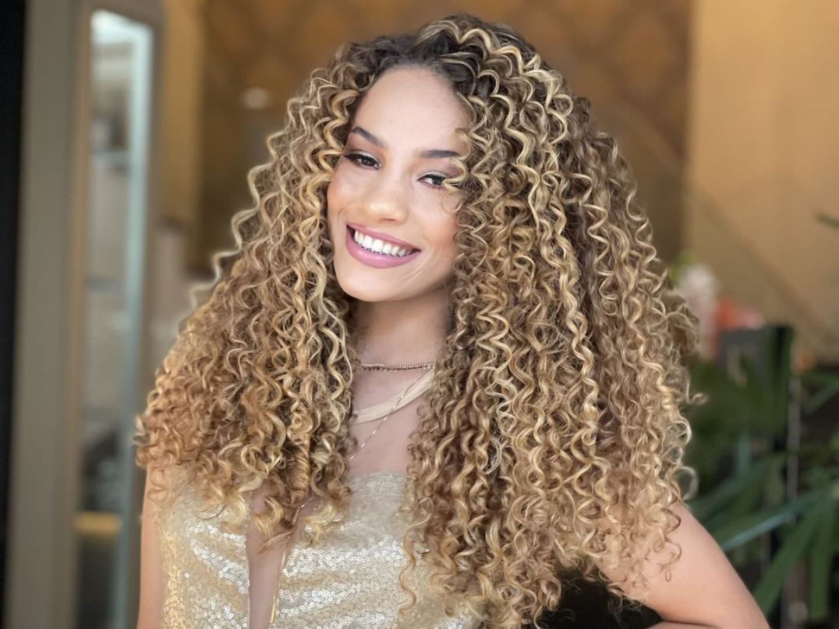 cabelo cacheado cor mel com luzes