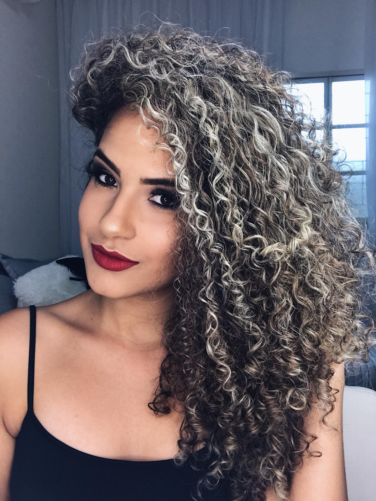 cabelo cacheado com luzes loiras