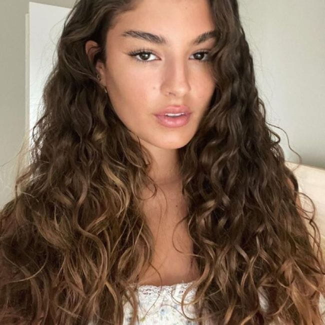 corte jovem cabelo ondulado longo