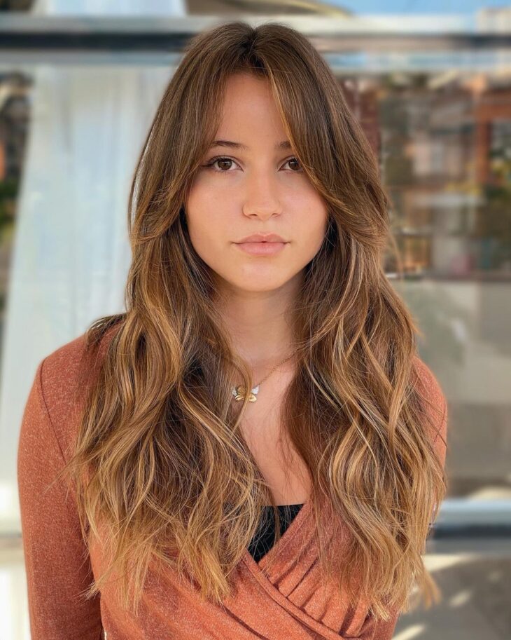 cabelo médio com franja longa