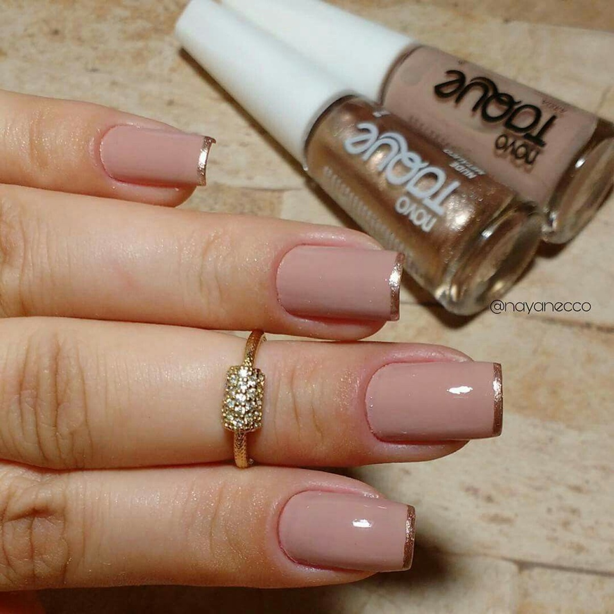unhas nude com glitter
