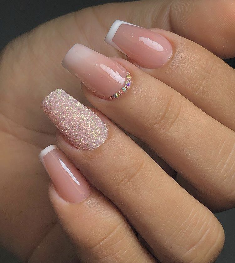 unhas nude com glitter
