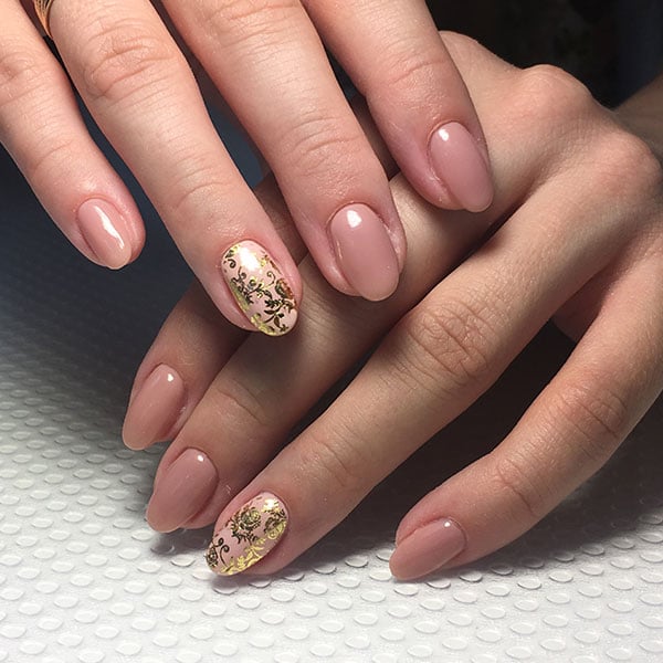 unhas nude com pedrarias