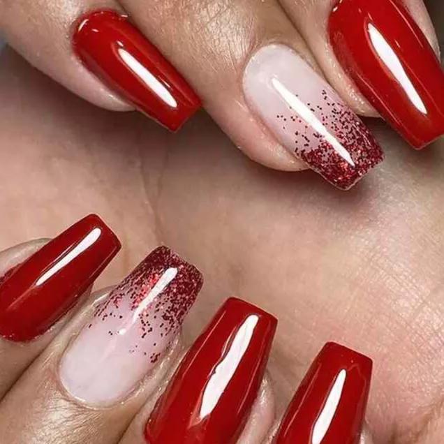 unhas vermelhas com branco