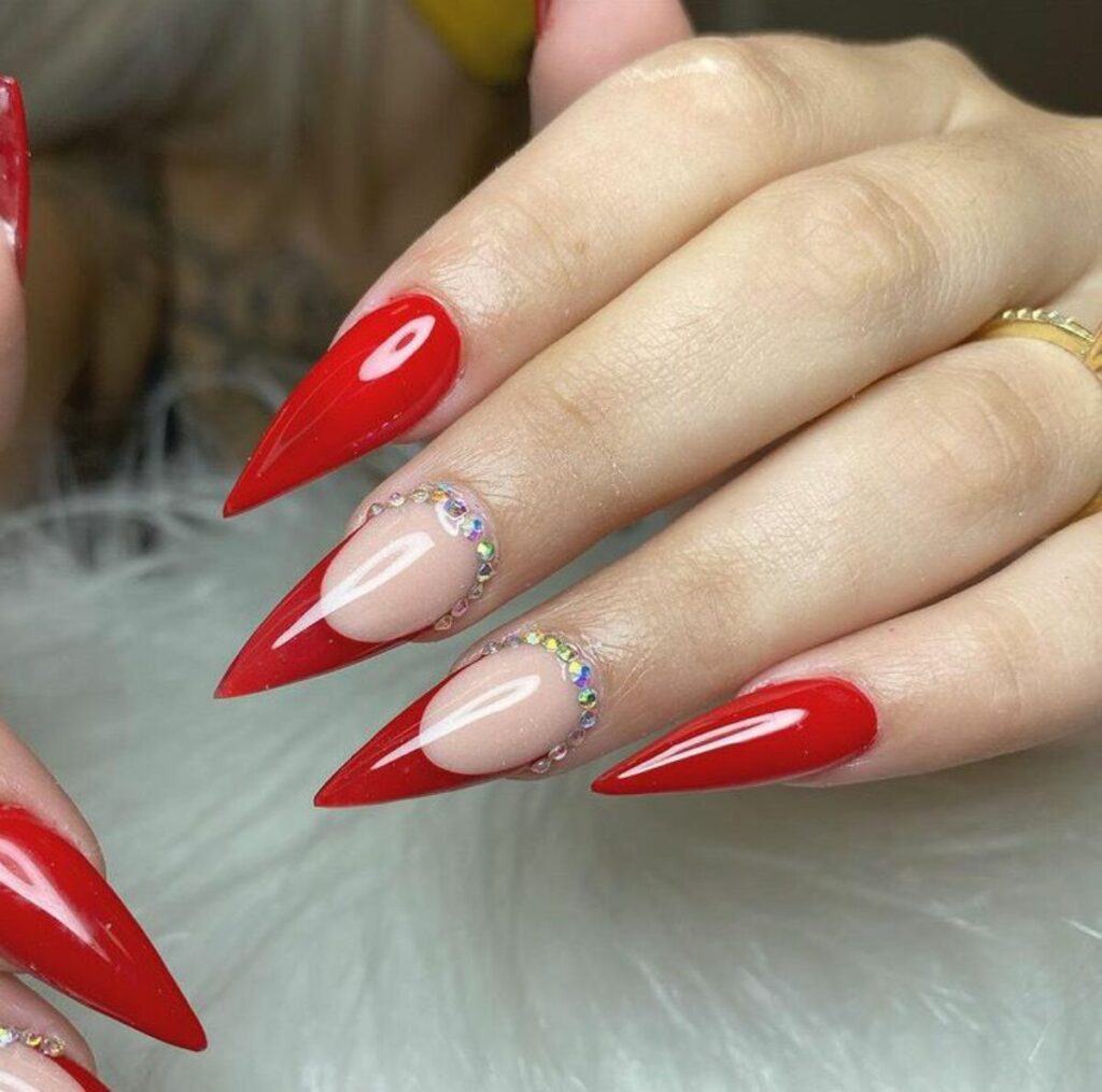 unhas vermelhas com pedrarias