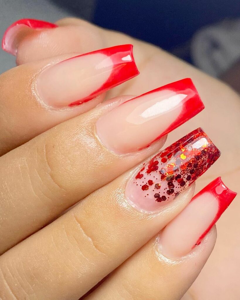 unhas vermelhas e douradas