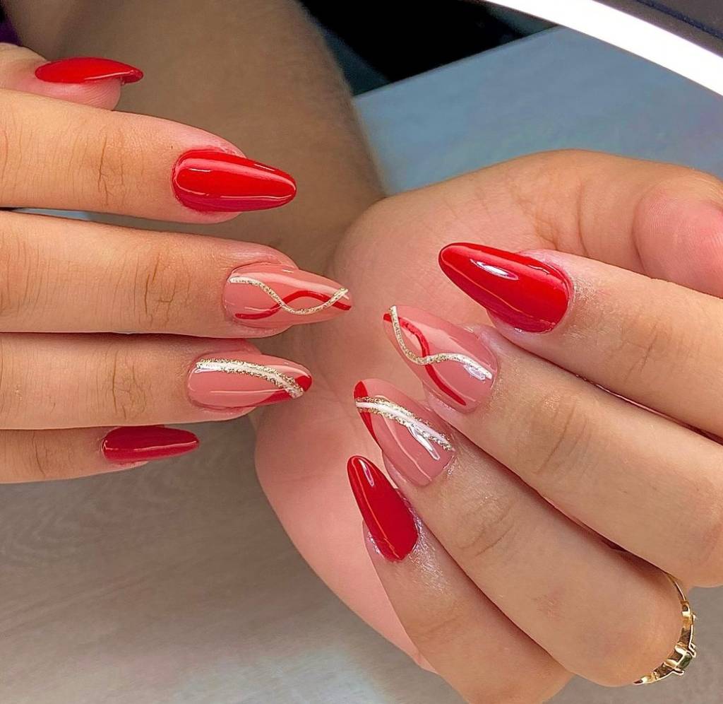 unhas vermelhas e douradas