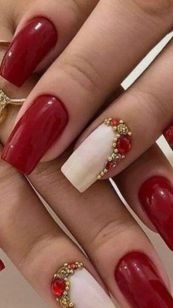 unhas vermelhas longas decoradas
