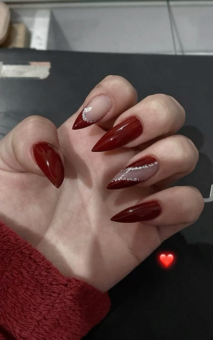 unhas vermelhas com preto