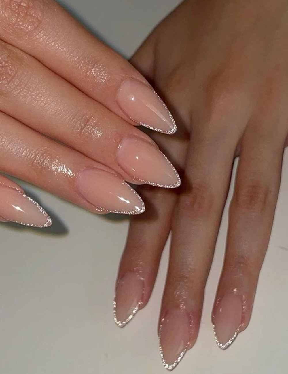 unhas delicadas curtas em gel
