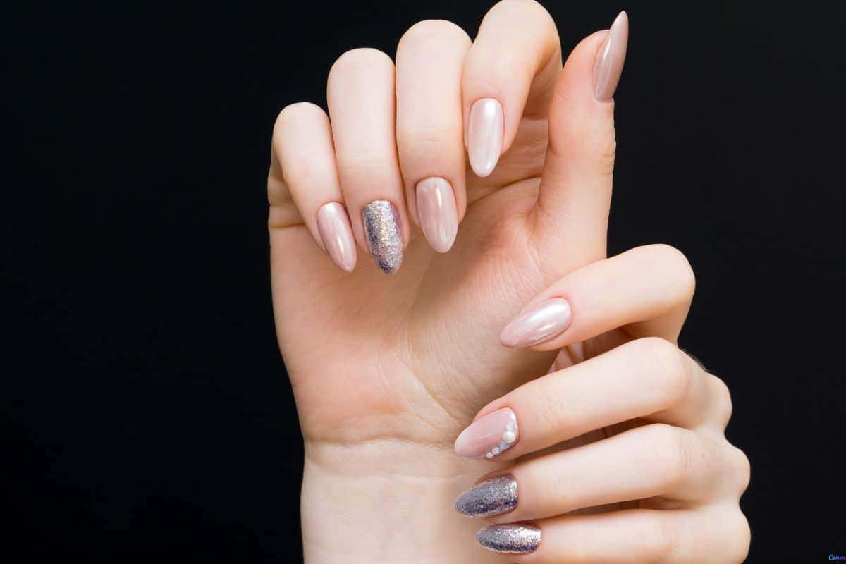 unhas delicadas curtas em gel
