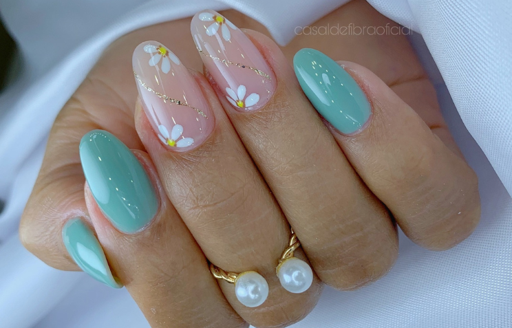 unhas nude com detalhe