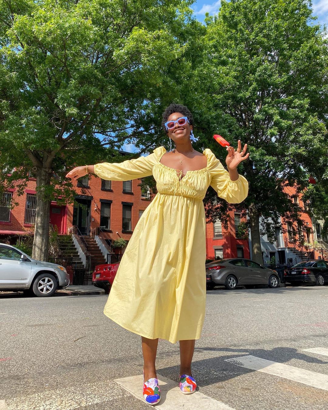looks com saia midi e bota