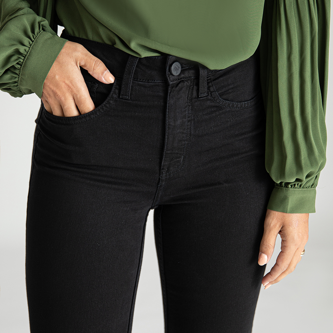 calça jeans preta reta