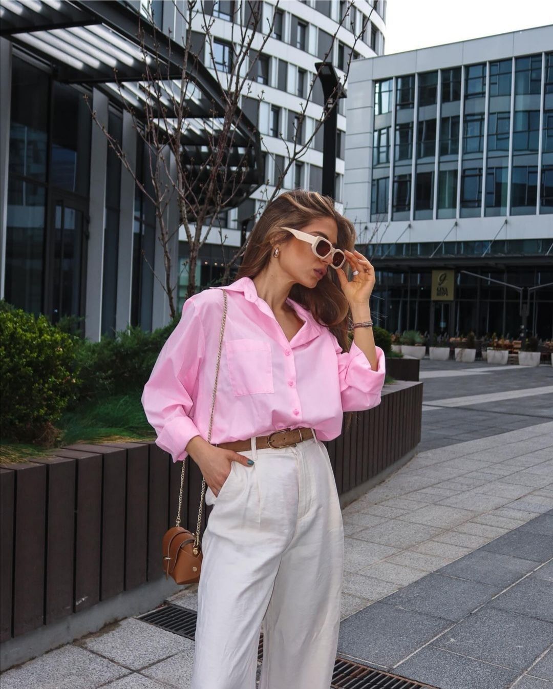 camisa rosa masculina outfit