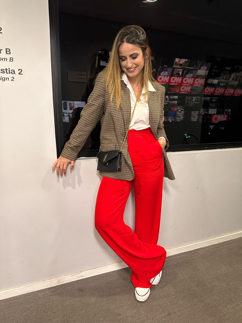 look blazer branco e tênis trabalho