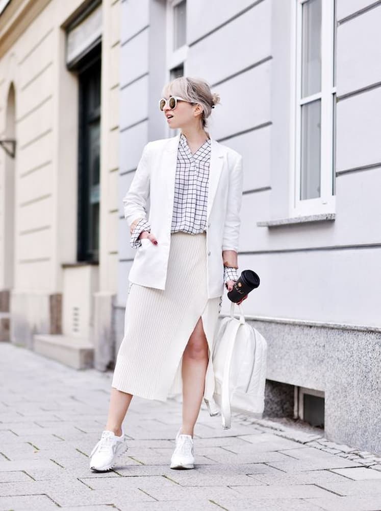 combinação blazer branco e tênis feminino