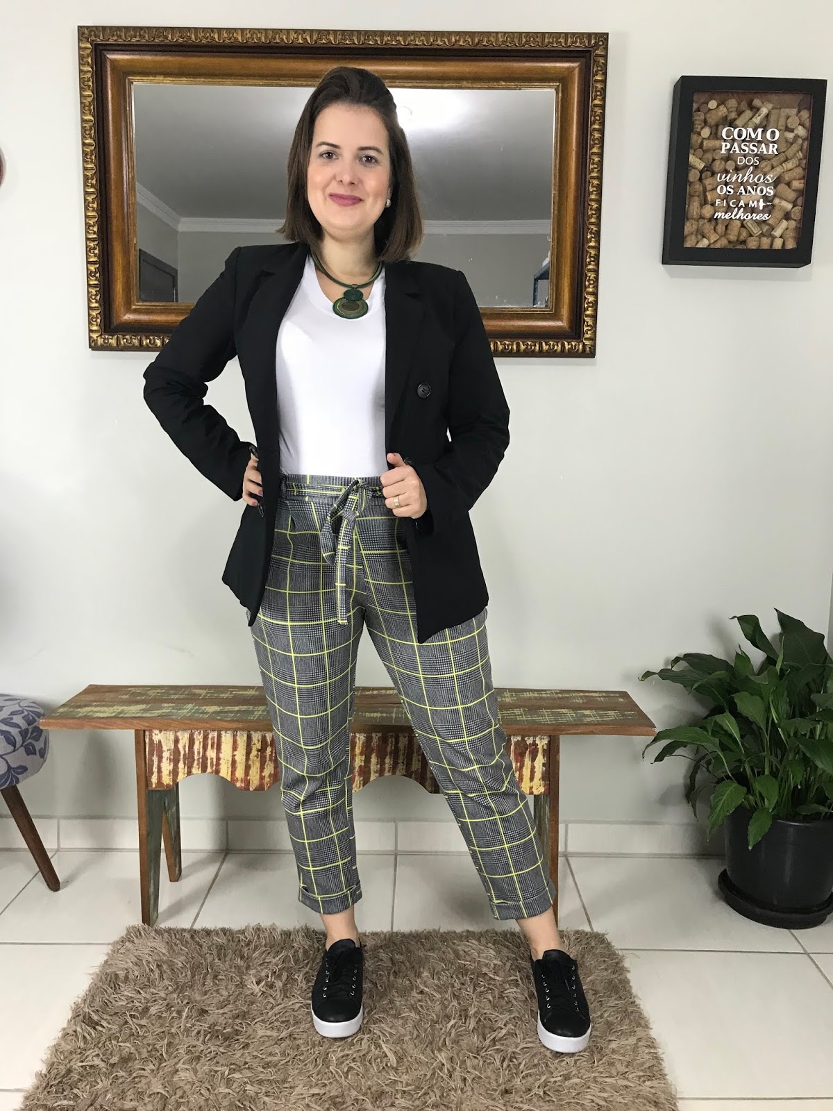 look blazer branco e tênis trabalho