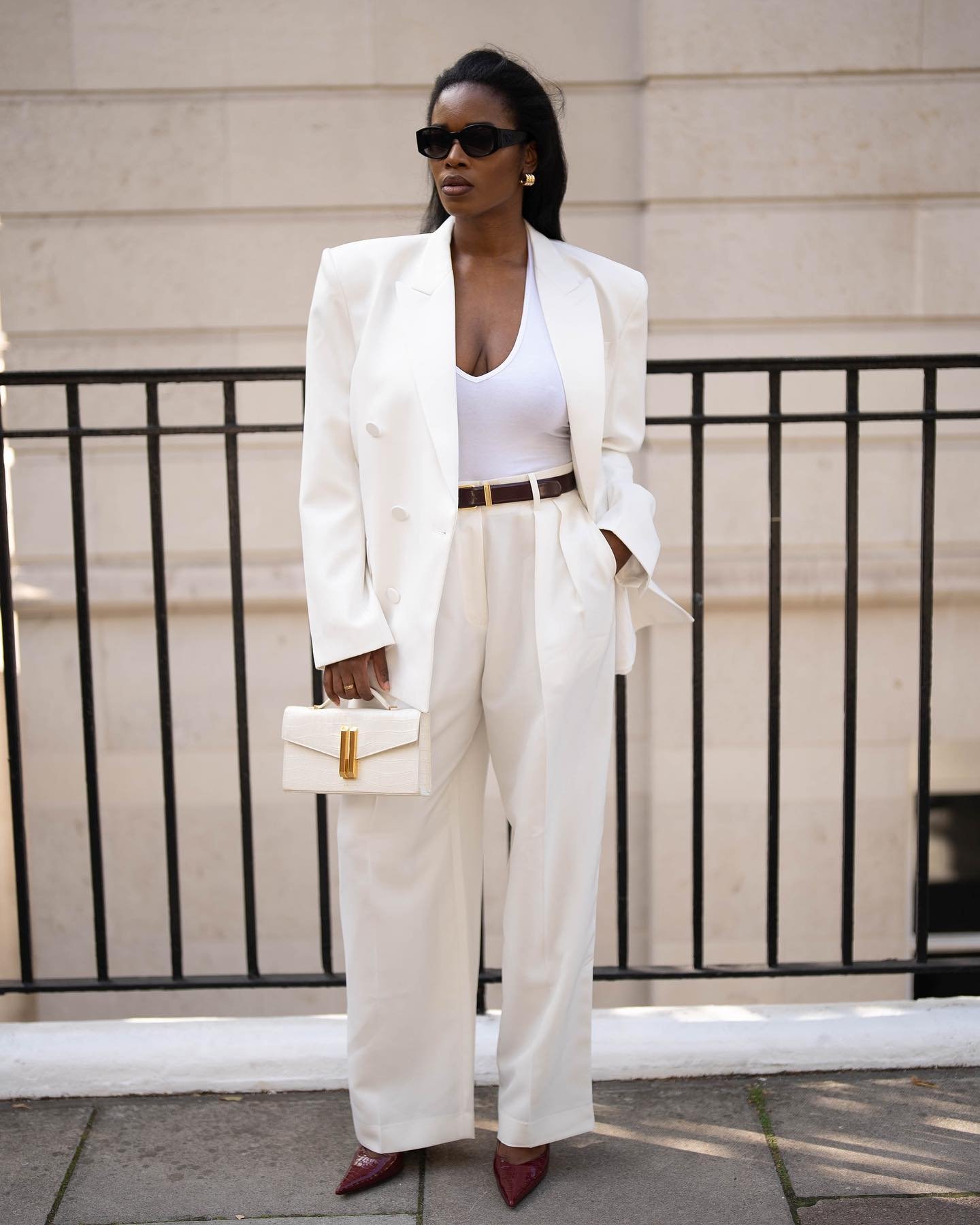 como usar blazer branco e tênis