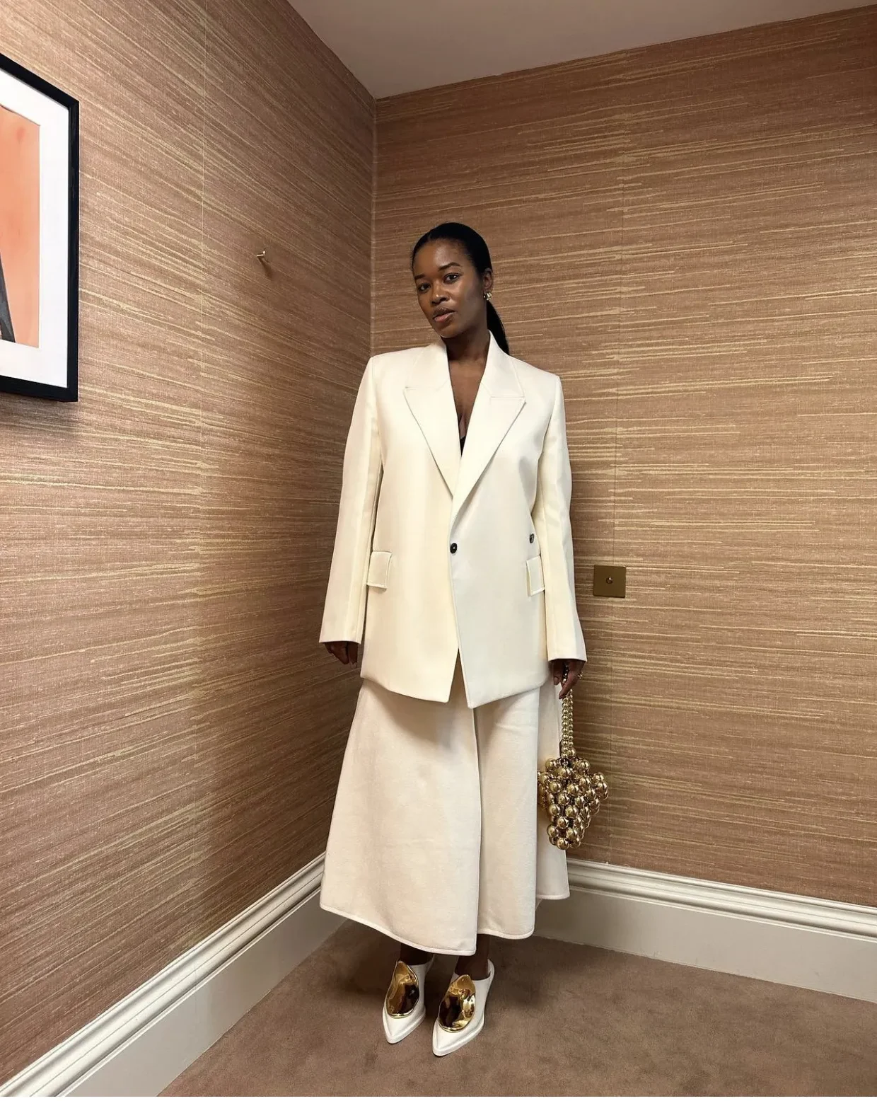 combinação blazer branco e tênis feminino
