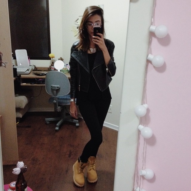 looks com bota amarela homem
