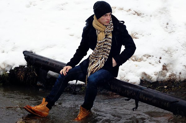 looks com bota amarela homem