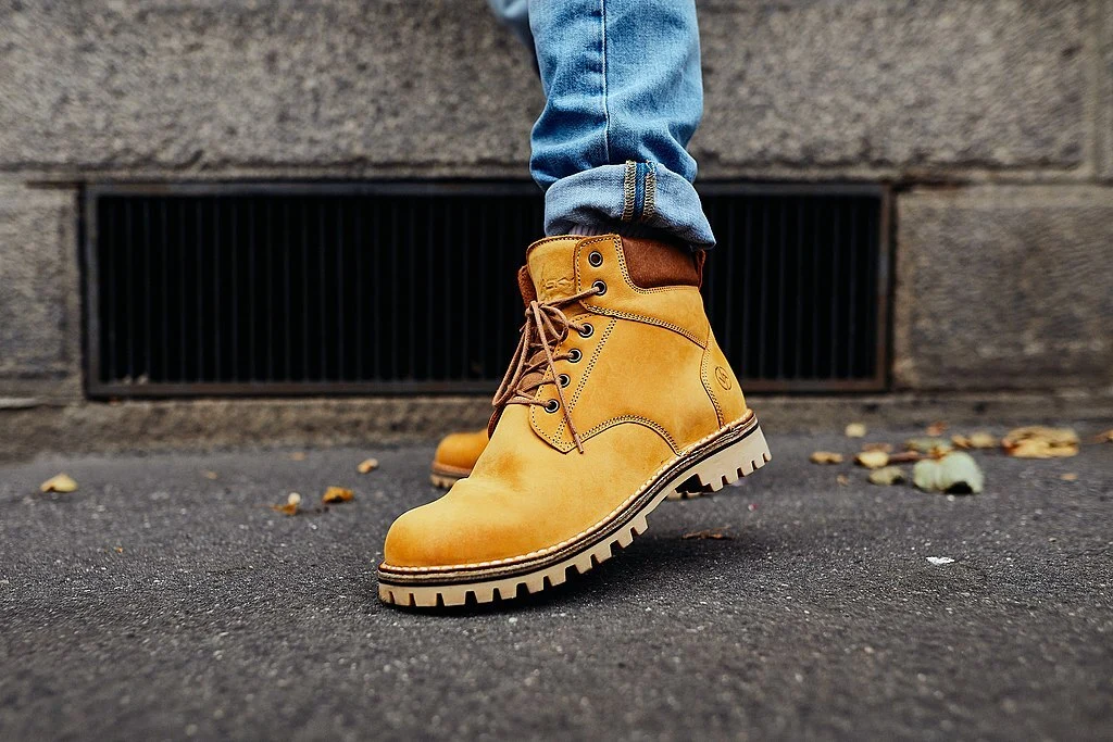 combinações bota amarela masculina