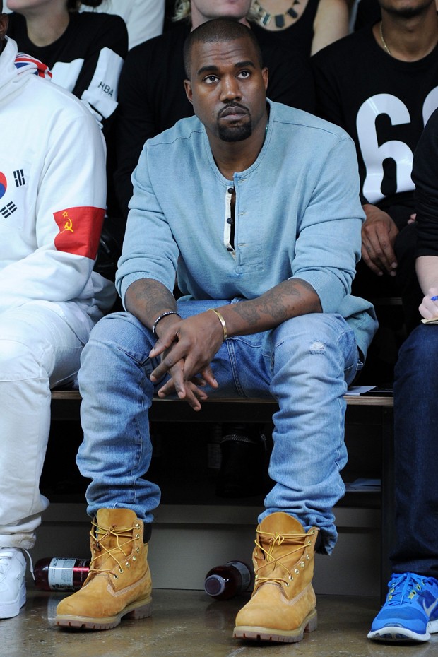 streetwear com bota amarela masculina