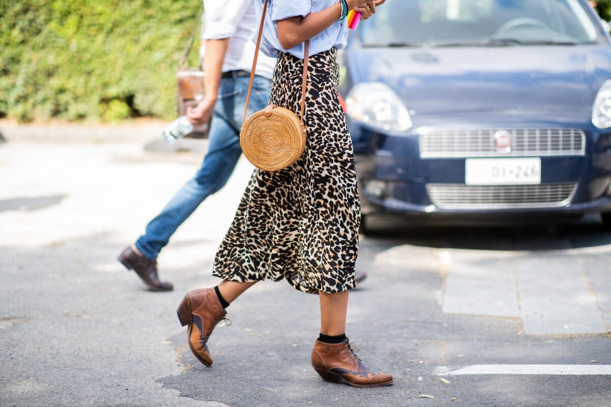 saia midi com bota cano curto