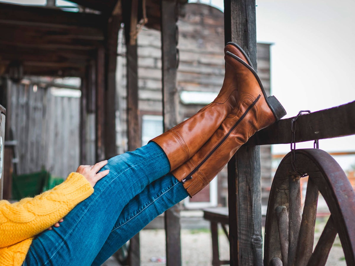 looks com bota montaria preta e legging