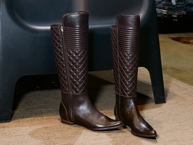 tendências de looks com bota montaria preta