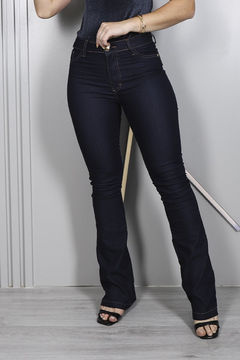 calça flare com botas