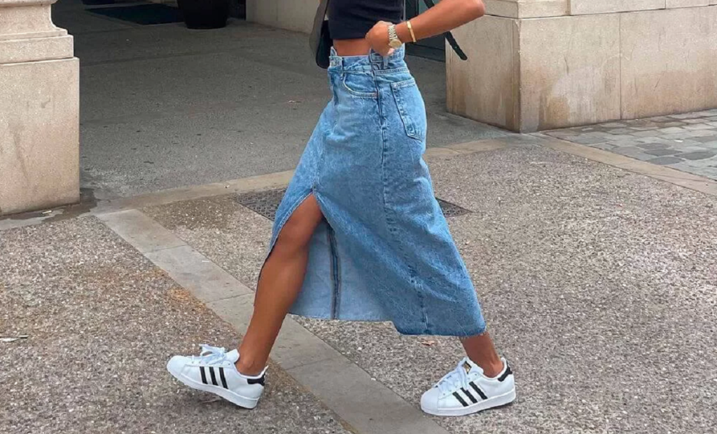 saia jeans e tênis streetwear