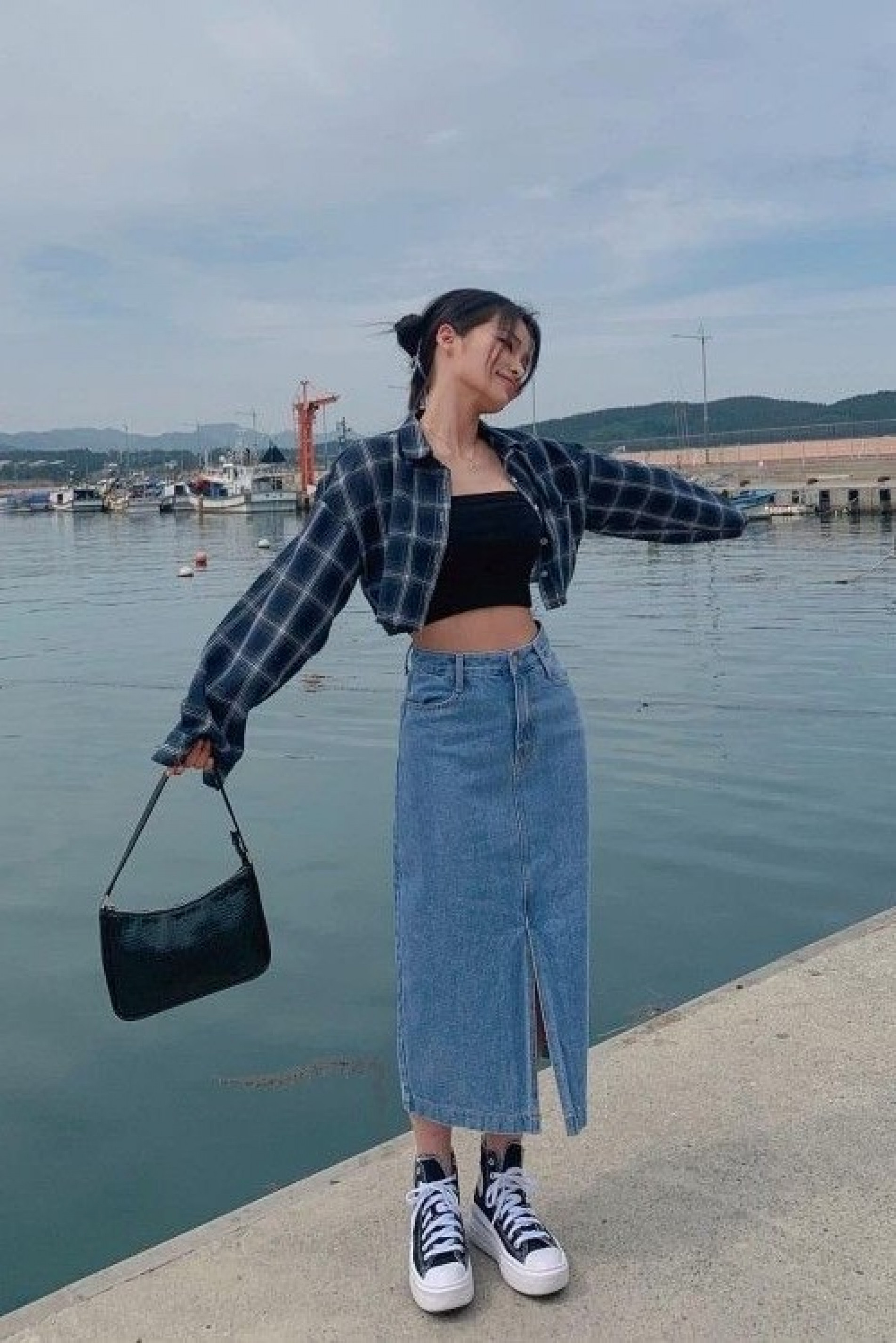 saia jeans longa com tênis