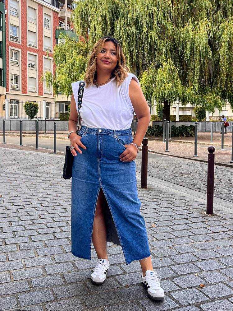 looks casuais com saia jeans e tênis