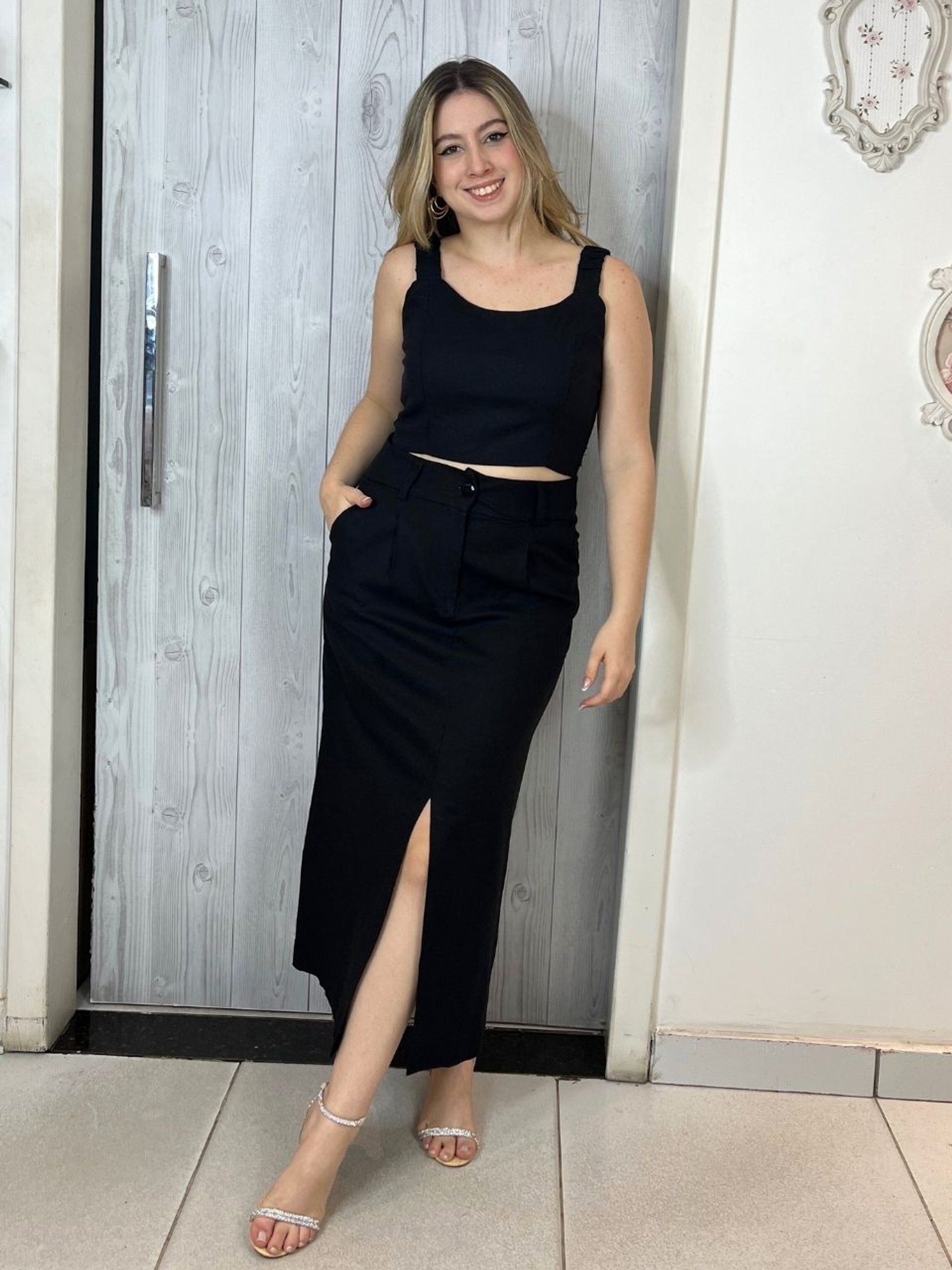looks com saia preta midi casual