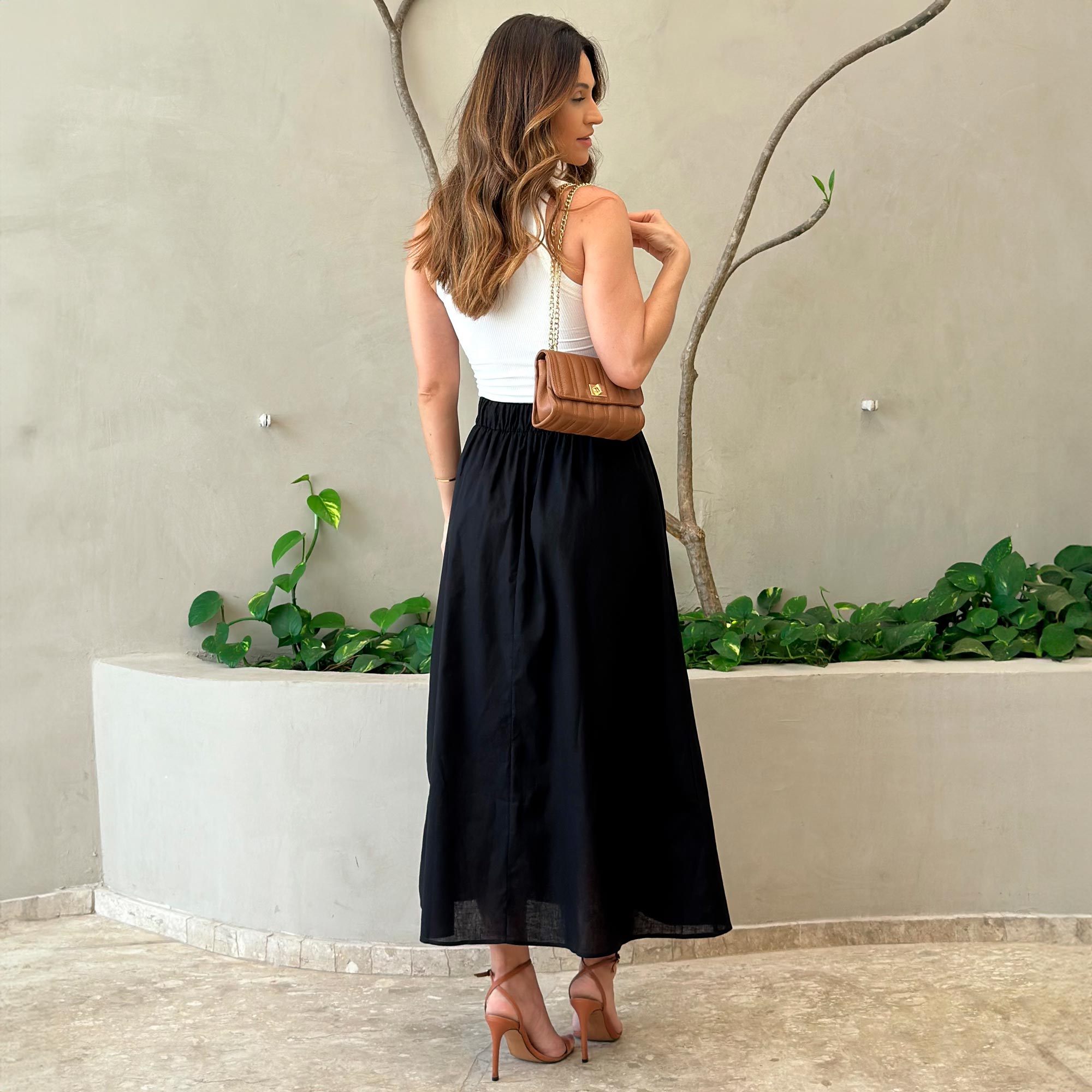 looks com saia preta midi elegante