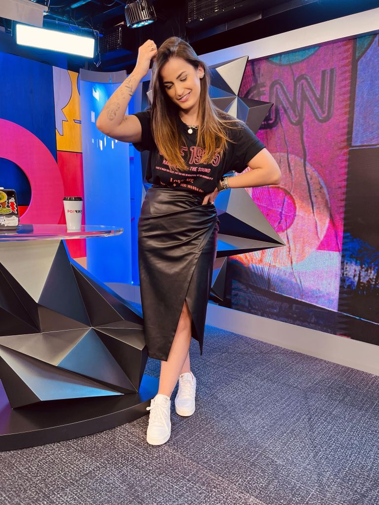 looks minimalistas com tênis preto e branco