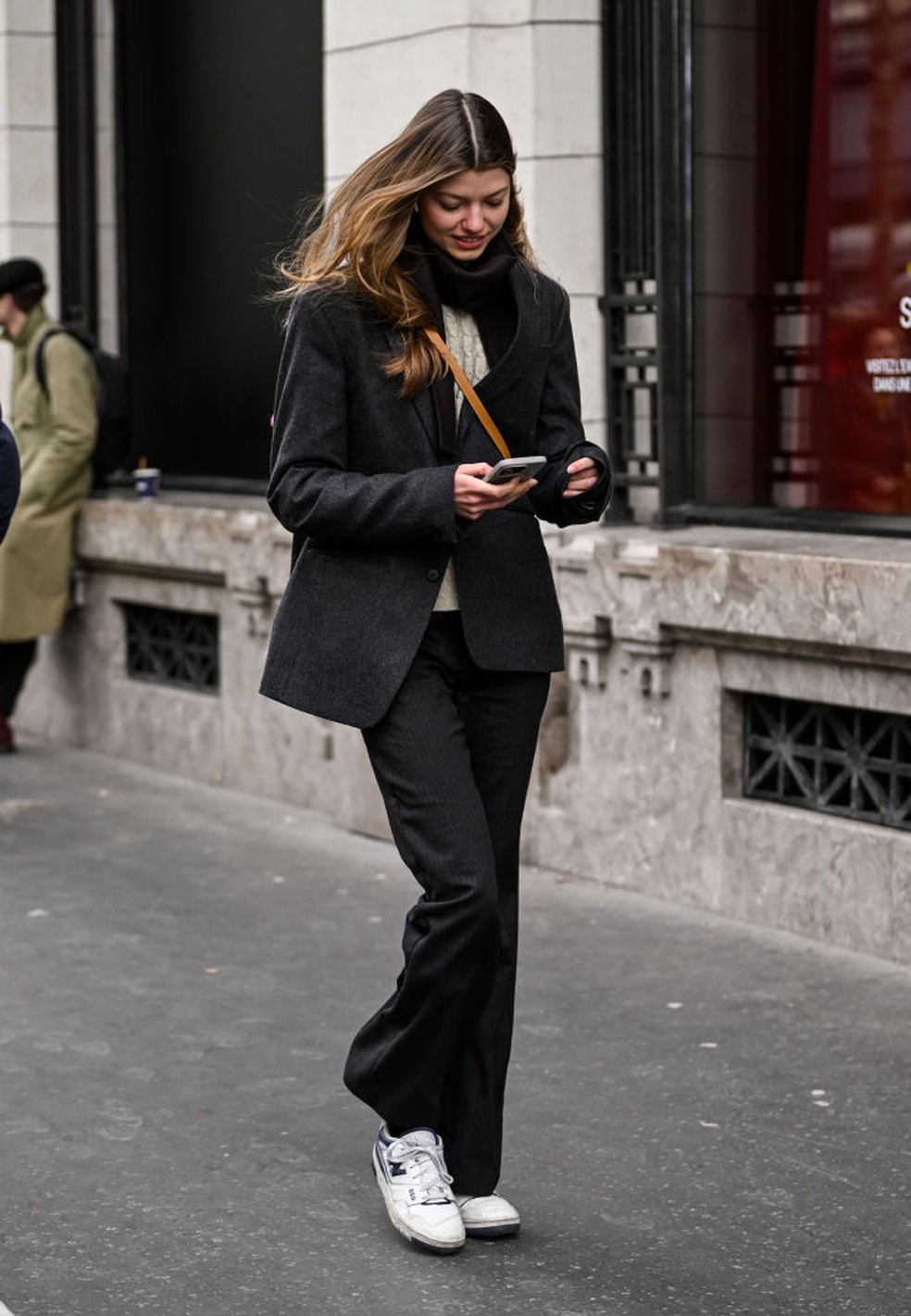 looks minimalistas com tênis preto e branco