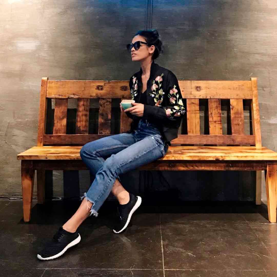 looks monocromáticos com tênis preto e branco