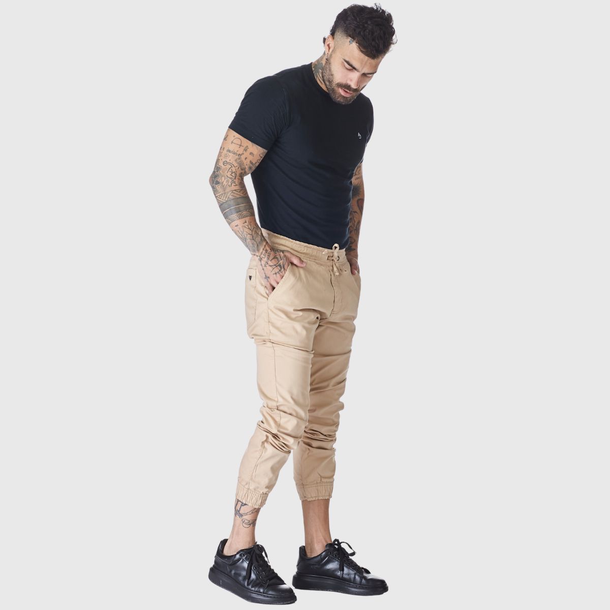 combinações com calça sarja bege