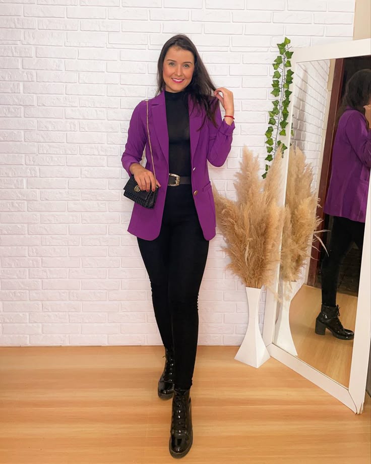roupa roxa e preta