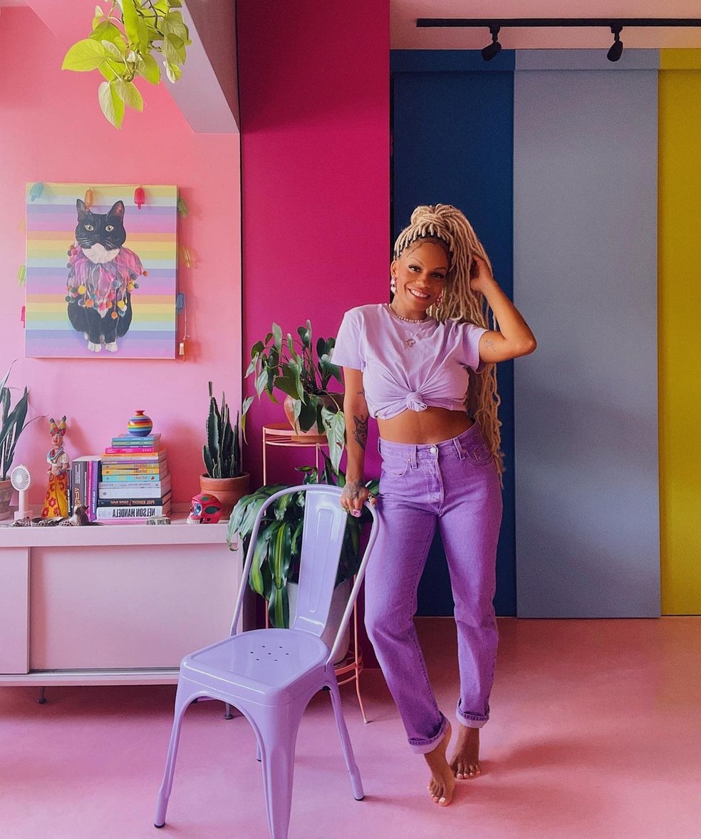 acessórios roxos com roupa preta